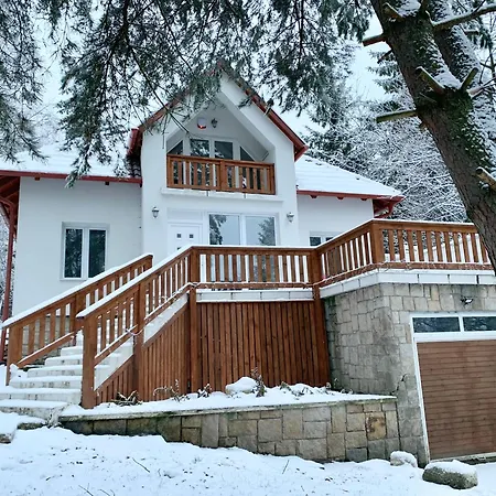 Villa Haz A Pilisben - Mokus Csalad A Kertben *