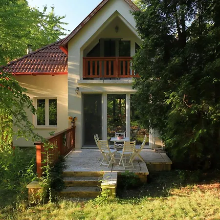 Haz A Pilisben - Mokus Csalad A Kertben * Pilisszentlaszlo